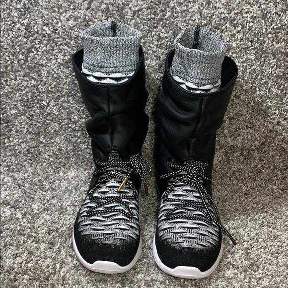 Women’s Nike ROSHE TWO HI FLYKNIT Boots - Picture 2 of 8